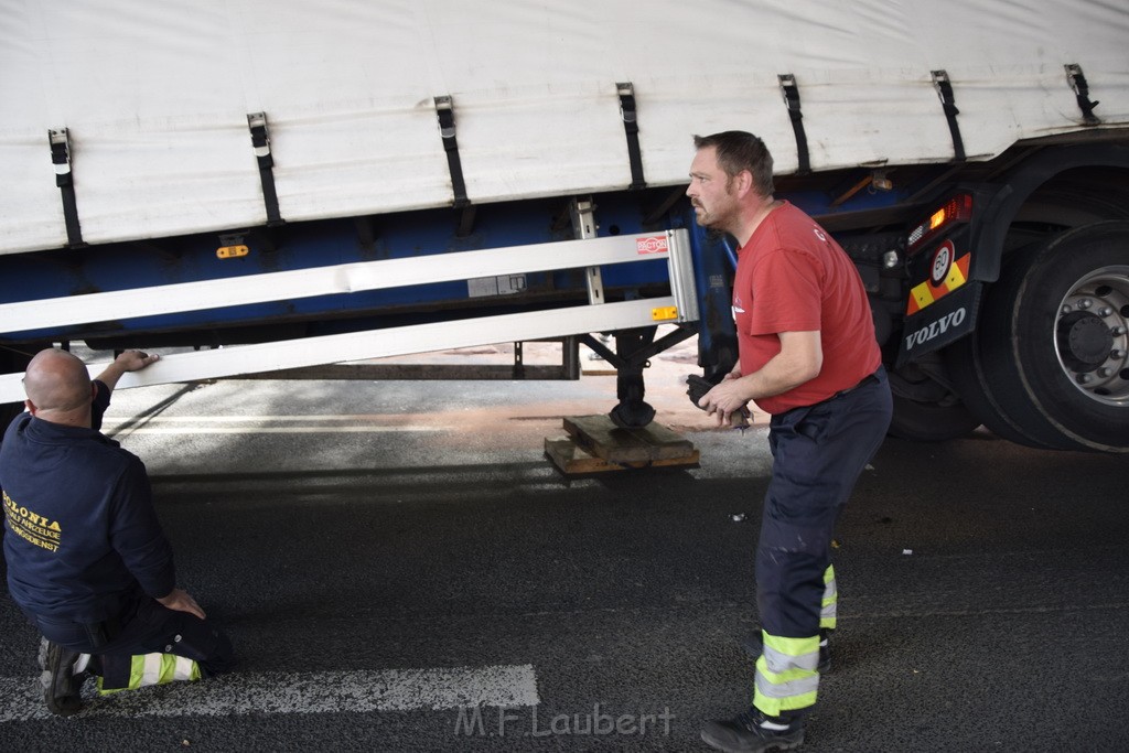 LKW blieb unter Bruecke haengen Koeln Ehrenfeld Innere Kanalstr Hornstr P088.JPG - Miklos Laubert